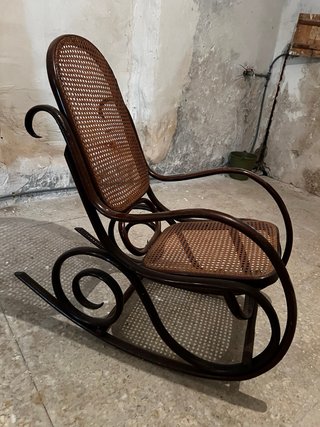 Coppia di seggioloni Thonet in legno e griglia