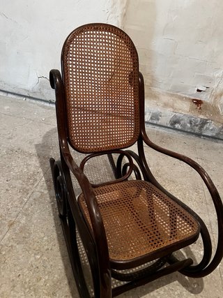 Coppia di seggioloni Thonet in legno e griglia