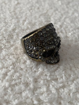 Anillo calavera con pedrería