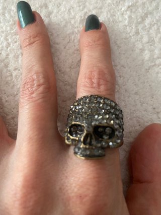 Anillo calavera con pedrería