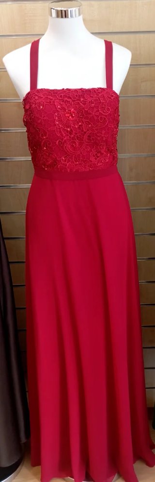 Abito rosso lungo con pizzo