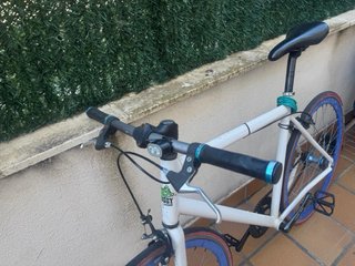 Bicicleta Fixie Blanca Ruedas Azules, muy ligera.