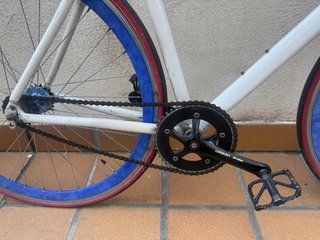 Bicicleta Fixie Blanca Ruedas Azules, muy ligera.