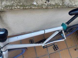 Bicicleta Fixie Blanca Ruedas Azules, muy ligera.