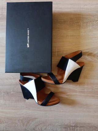 Sandalias UNITED NUDE tacón negras y blancas