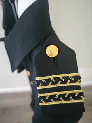 Traje comunión niño azul marino y dorado. TALLA 9