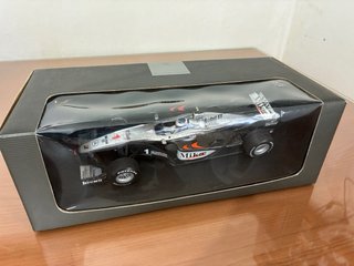 Mclaren MP4/15 Mika Hakkinen 2000 Minichamps 1/18