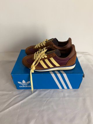 Zapatillas Adidas Marrones y Amarillas