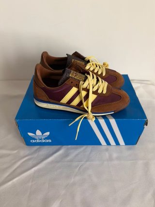 Zapatillas Adidas Marrones y Amarillas