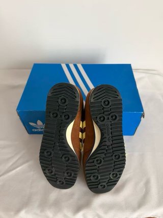 Zapatillas Adidas Marrones y Amarillas
