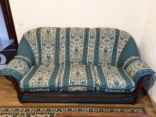 Sofá vintage. Sofá de tela con detalles de madera
