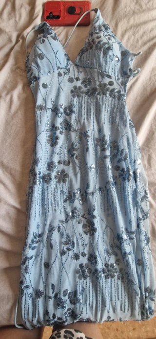 Vestido de fiesta azul y plateado