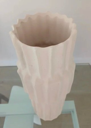 Jarrón grande de cerámica beige con textura