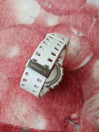 Casio G-Shock Blanco y Dorado
