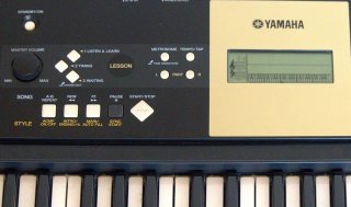 Teclado Yamaha YPT-220 con pie