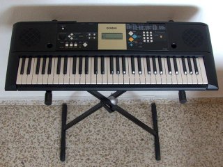 Teclado Yamaha YPT-220 con pie