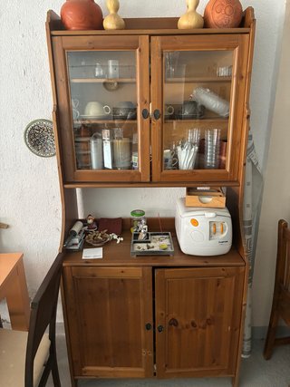 Vitrina de madera y cristal antiguo.