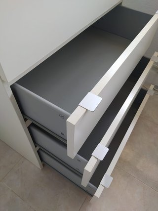 Cómoda blanca de dormitorio