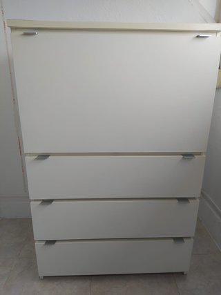 Cómoda blanca de dormitorio