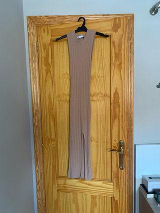 Vestido largo beige de canalé con abertura