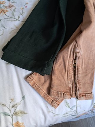 Pantalones marrones y verdes