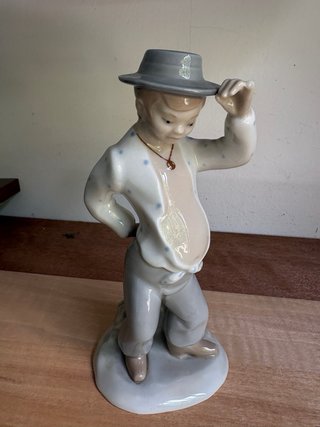 Figura porcelana estilo Lladró niño sombrero