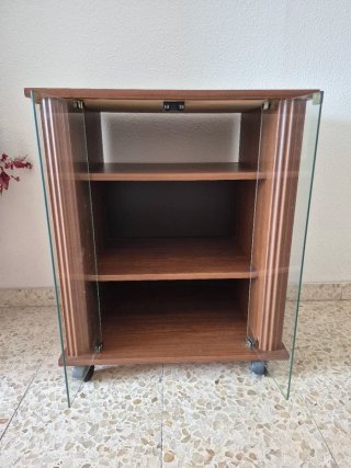 Mueble bajo vitrina con puertas de cristal