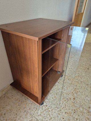 Mueble bajo vitrina con puertas de cristal