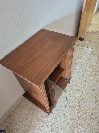 Mueble bajo vitrina con puertas de cristal