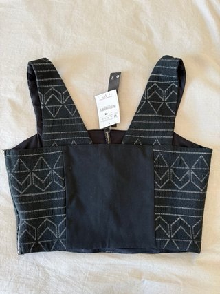Top fiesta negro Stradivarius con etiqueta
