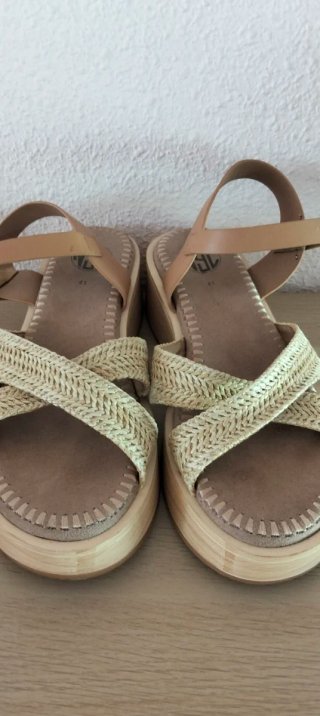 Sandalias Beige y Marrones