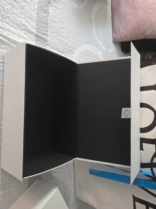 Bolsa y Cajas Loewe Blancas