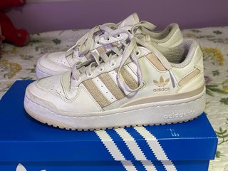 Zapatillas Adidas Forum Beige y Blancas