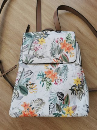 Mochila Parfois floral. Nueva
