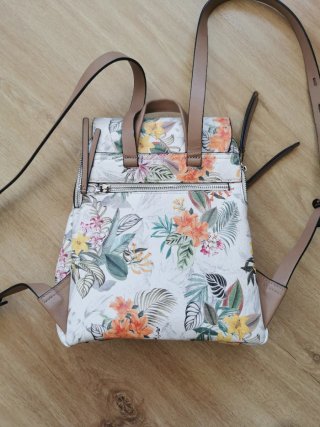Mochila Parfois floral. Nueva