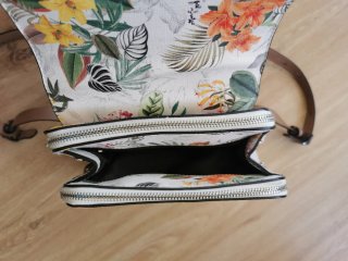 Mochila Parfois floral. Nueva