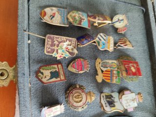 Lote Antiguo: Pins, Llavero y Navaja