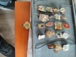 Lote Antiguo: Pins, Llavero y Navaja
