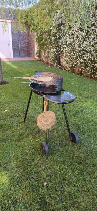 Barbacoa de carbón con accesorio de yute