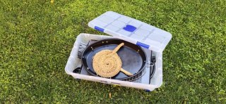 Barbacoa de carbón con accesorio de yute