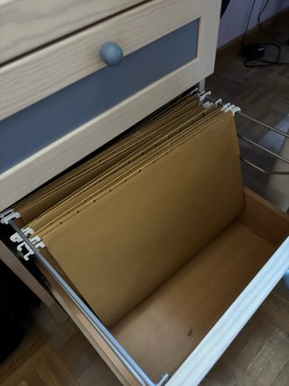 Mesa de escritorio blanca con cajonera