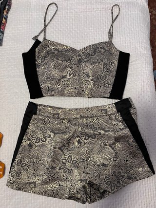 Conjunto fiesta top y shorts oro y negro
