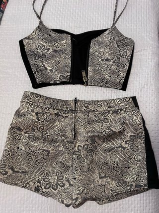 Conjunto fiesta top y shorts oro y negro