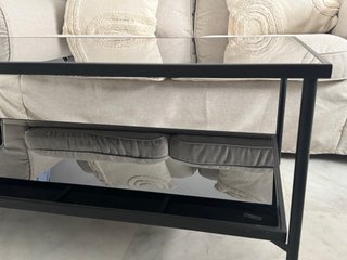 Mesa de centro cristal negro y patas doradas