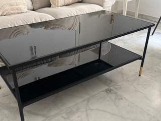 Mesa de centro cristal negro y patas doradas