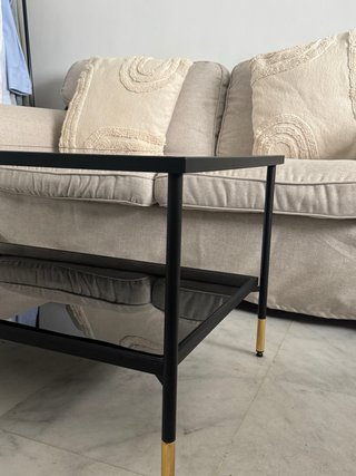 Mesa de centro cristal negro y patas doradas