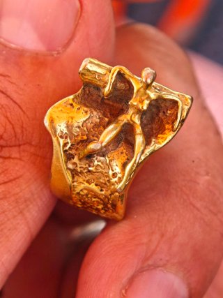 Anillo antiguo dorado con figura