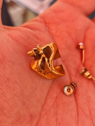 Anillo antiguo dorado con figura