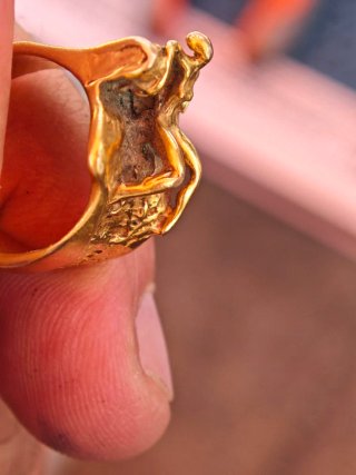 Anillo antiguo dorado con figura