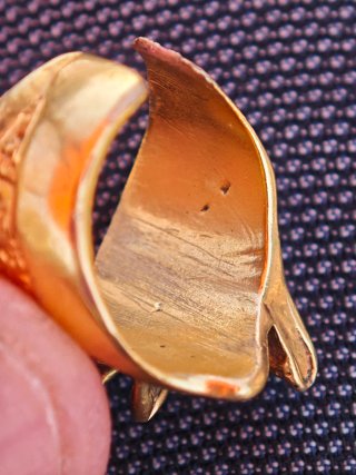 Anillo antiguo dorado con figura